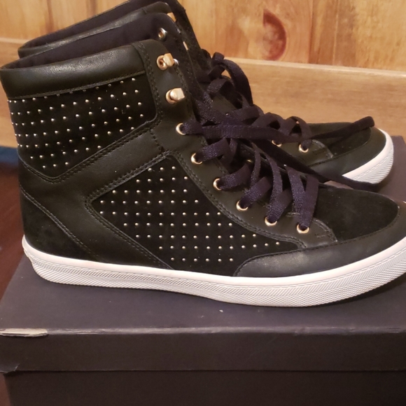 Sneakers - Picture 2 of 6